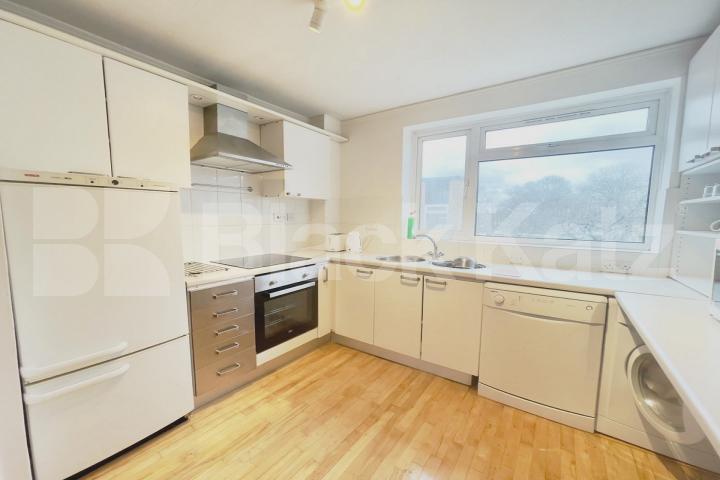 Beautiful apartment in SW12 with Off-Street Parking Weir Road , Clapham South/Balham